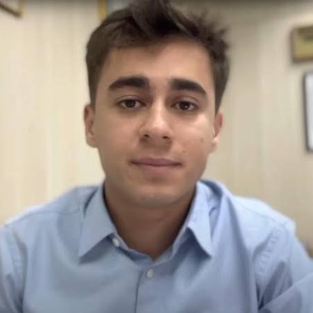 choquei's tweet photo. 🚨COMPARTILHEM: É FAKE que ‘chupetinha’ é um apelido homofóbico. O criador do meme, Felipe Neto, começou a chamar o parlamentar assim quando ele ainda era candidato, para mostrar a infantilidade do deputado. https://t.co/xzNals28DD