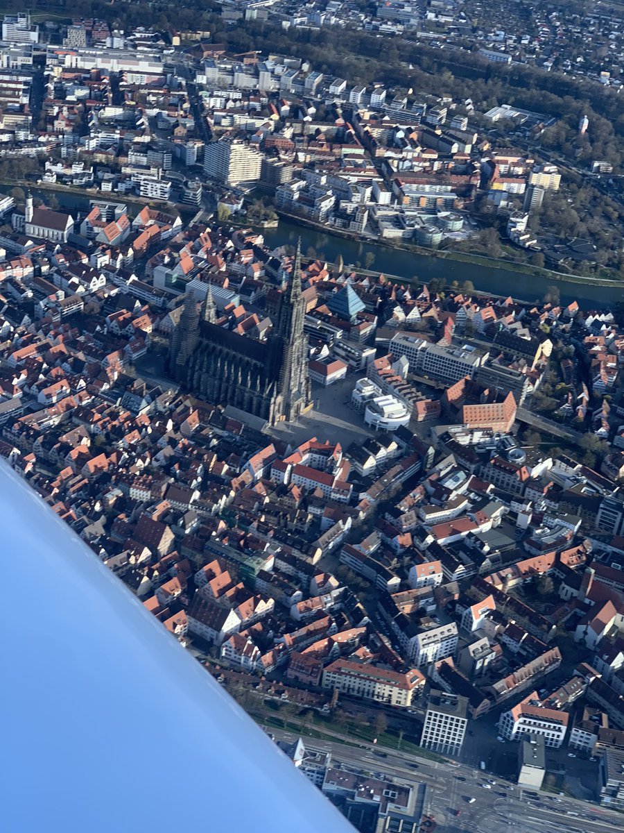 Who put the Louvre next to the cathedral? 🧐
#AvGeek #AvPics #aviation