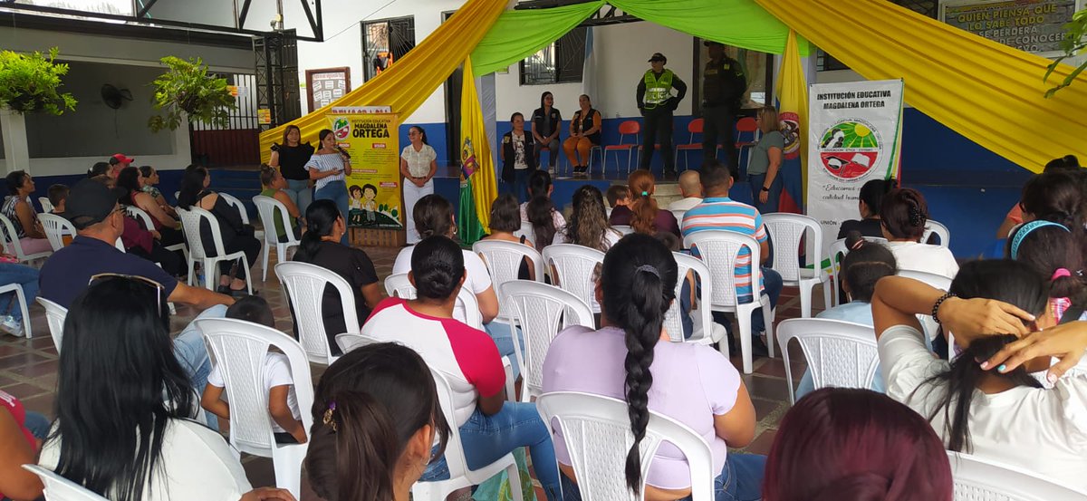 policiasbiensud's tweet photo. En La Unión Valle #ProteccionInfancia  y secre. de Educación, llegaron a la  IEducativa Magdalena Ortega, con  Campañas preventivas en escuela de padres, dando recomendaciones en pautas de crianza y dando  recomendaciones frente a delitos que afectan la convivencia y seguridad https://t.co/aCDziMB1m3