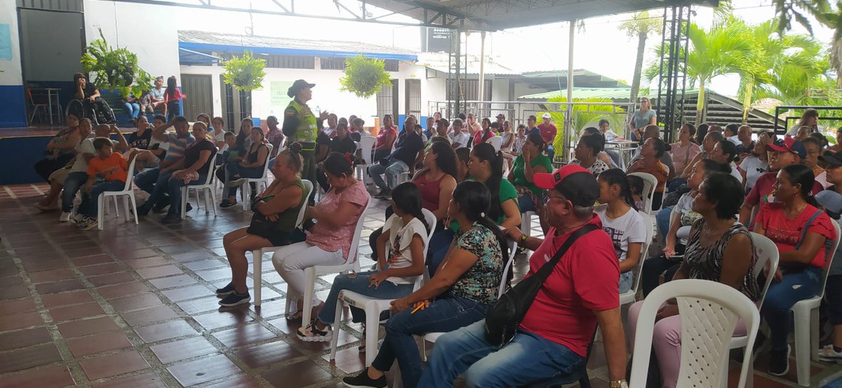 policiasbiensud's tweet photo. En La Unión Valle #ProteccionInfancia  y secre. de Educación, llegaron a la  IEducativa Magdalena Ortega, con  Campañas preventivas en escuela de padres, dando recomendaciones en pautas de crianza y dando  recomendaciones frente a delitos que afectan la convivencia y seguridad https://t.co/aCDziMB1m3