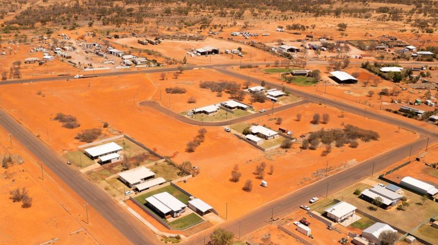 SuccessinProp's tweet photo. Australian town offering people $20,000 to move in  https://t.co/kATK68dJxb  An outback Queensland town is so keen to grow, it’s offering people $20,000 to move in.

With parcels of land worth less than $20k... https://t.co/iHYSNIVJ3h