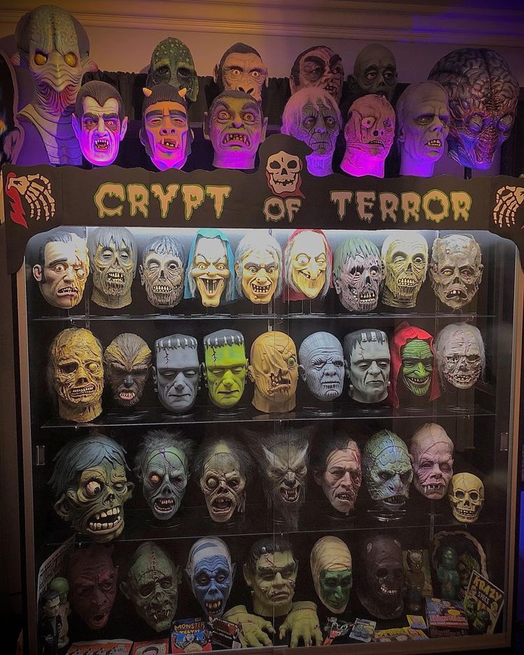 hauntorama's tweet photo. A monstrous collection of masks! Source: unknown.
#monstermonday #HorrorCommunity #horrormasks https://t.co/TGeGrSIAWb