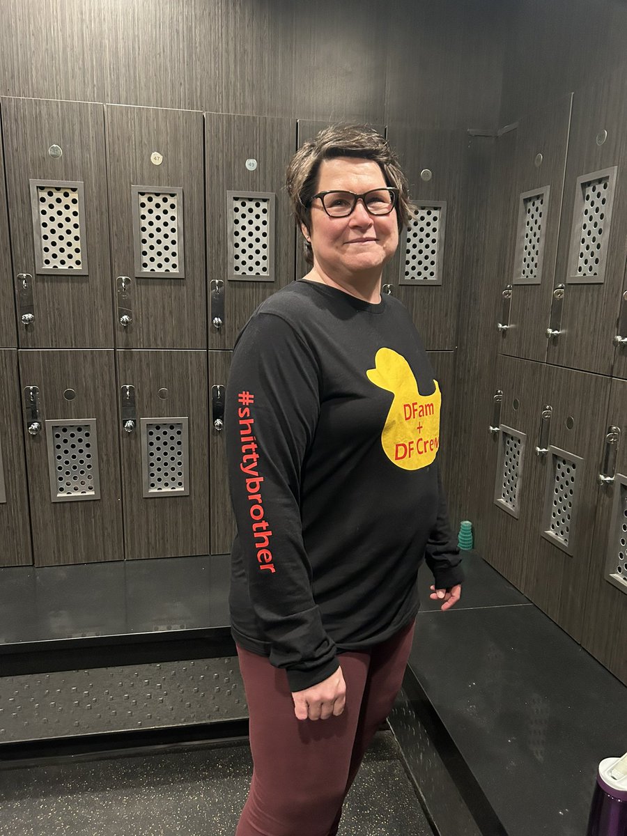 Burgandy19's tweet photo. *just arrived at the gym, mom takes her jacket off and I see here attire” “oh my gosh you’re wearing the DFAM shirt I love it”
“Yeah I gotta represent!”
“#ShittyBrother” *laughs*
“hey! It’s a no judgement zone!” 😂
You probably had to be there for it to be funny but🤷🏻♀️ #FearFam https://t.co/eS3UNMvtjr