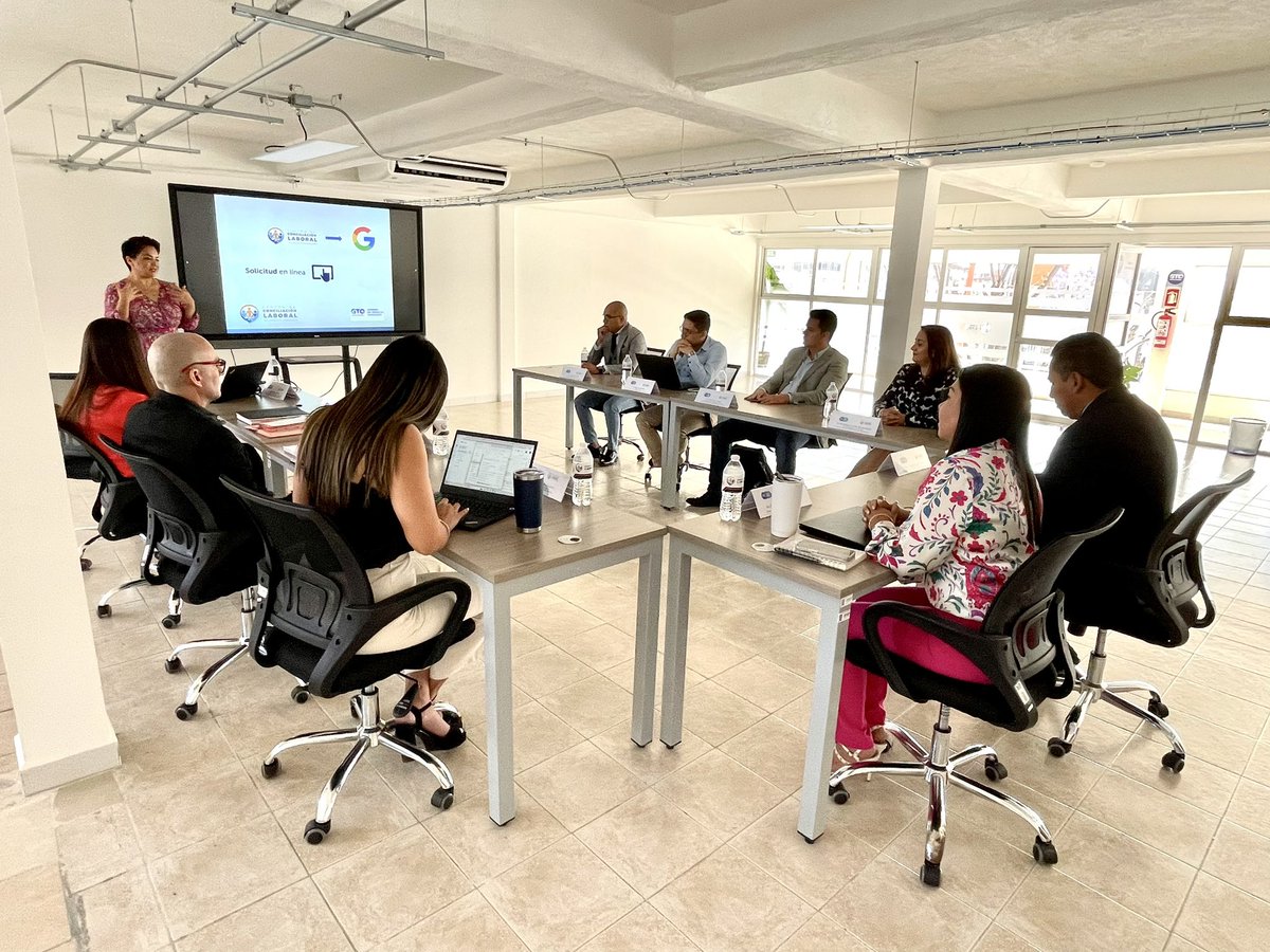 cclgente's tweet photo. ¡Guanajuato un estado consolidado en la reforma laboral! 🤝

Hoy tuvimos el gusto de recibir en el @CCLGuanajuato al Mtro. GregorioZamarripa Delgado, Director del #CCLAguascalientes y su equipo para realizar una reunión con nuestra titular @escobarhayde y el equipo de trabajo. https://t.co/jshCJdxYtD