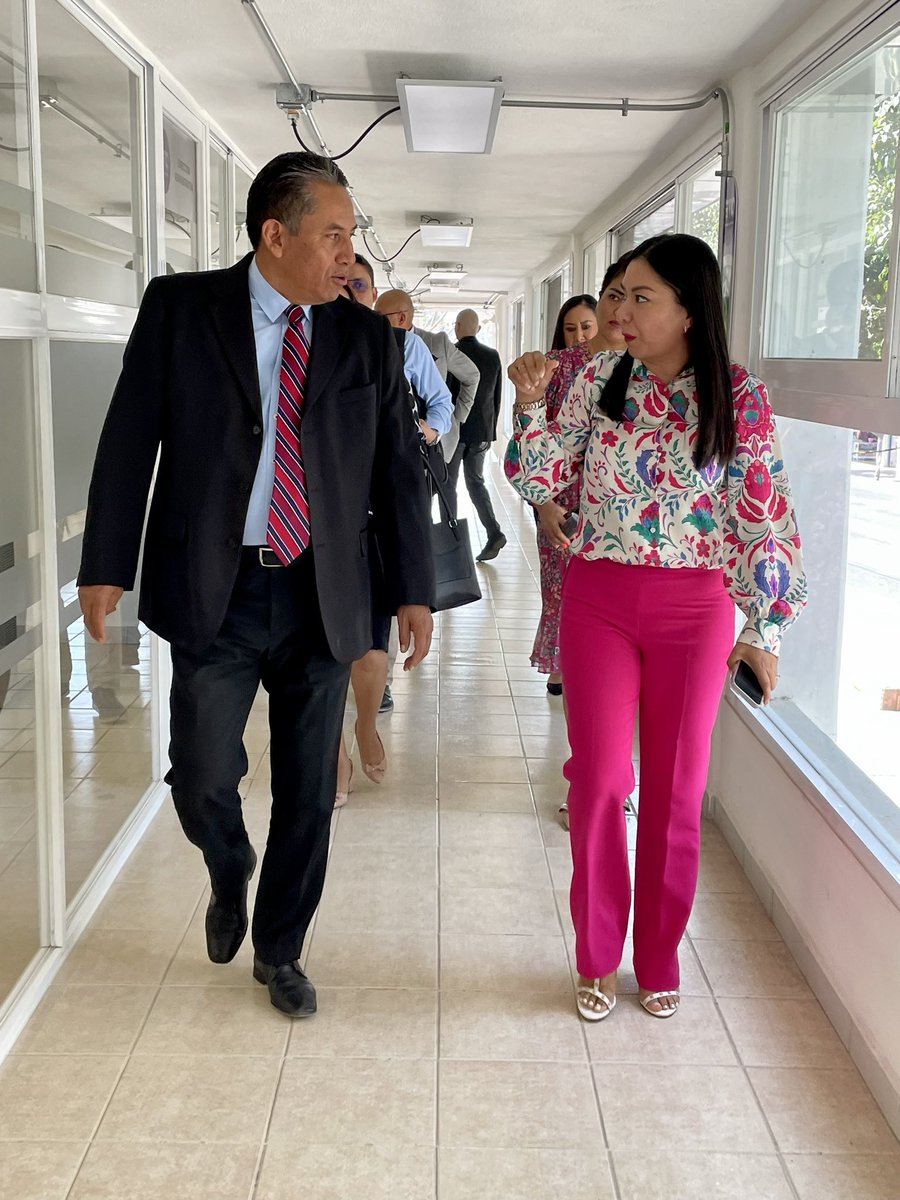 cclgente's tweet photo. ¡Guanajuato un estado consolidado en la reforma laboral! 🤝

Hoy tuvimos el gusto de recibir en el @CCLGuanajuato al Mtro. GregorioZamarripa Delgado, Director del #CCLAguascalientes y su equipo para realizar una reunión con nuestra titular @escobarhayde y el equipo de trabajo. https://t.co/jshCJdxYtD