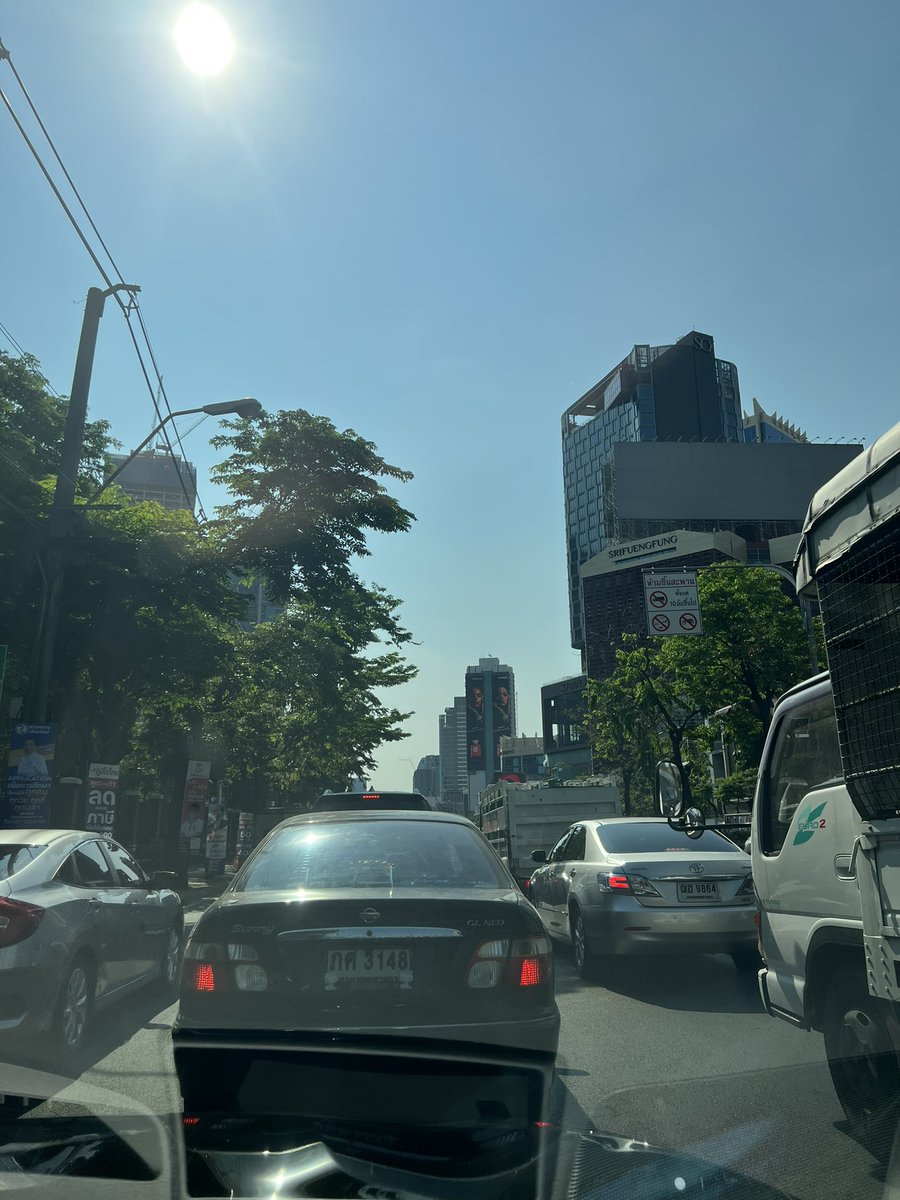 orasumpol's tweet photo. @fm91trafficpro is พระราม 4 เข้าสาทรใต้ ติดยาว น่าจะตั้งสัญญาณไฟผิด เวลานี้ไม่น่าจะแถวยาว https://t.co/T4ftW37hYA