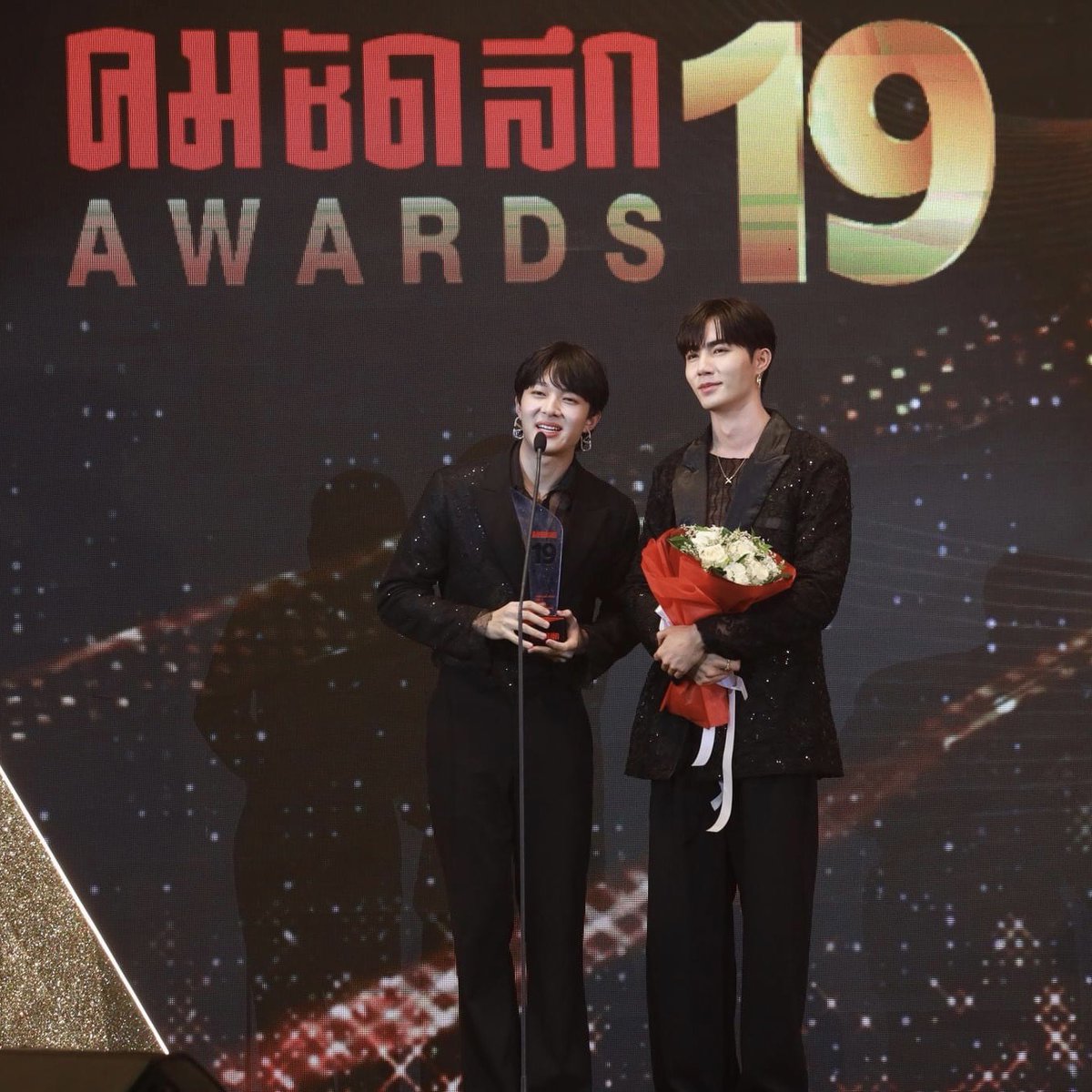 MajorGroup's tweet photo. ขอแสดงความยินดีกับ #ซีพฤกษ์ และ #นุนิวชวรินทร์ รางวัลคู่จิ้น Y ยอดนิยม
#ซีนุนิวคู่แห่งปีคมชัดลึก เตรียมพบกับภาพยนตร์เรื่องแรกของทั้งสองใน 
#ดับแสงรวีTheMovie เร็วๆ นี้ในเครือ เมเจอร์ ซีนีเพล็กซ์ เท่านั้น!
#ดับแสงรวี #ซีนุนิว #ZeeNuNew #ดับแสงรวีxซีนุนิว #คมชัดลึกอวอร์ด19xดูมันดิ https://t.co/lyF1IK0ZJg