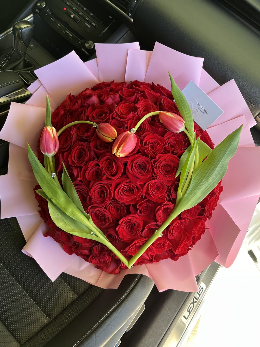 axrodrixcastro's tweet photo. I loved this design 😭✨🌷 go follow me on ig!!! @florhermosaxbouquets 💞 https://t.co/9taZCcmhAt