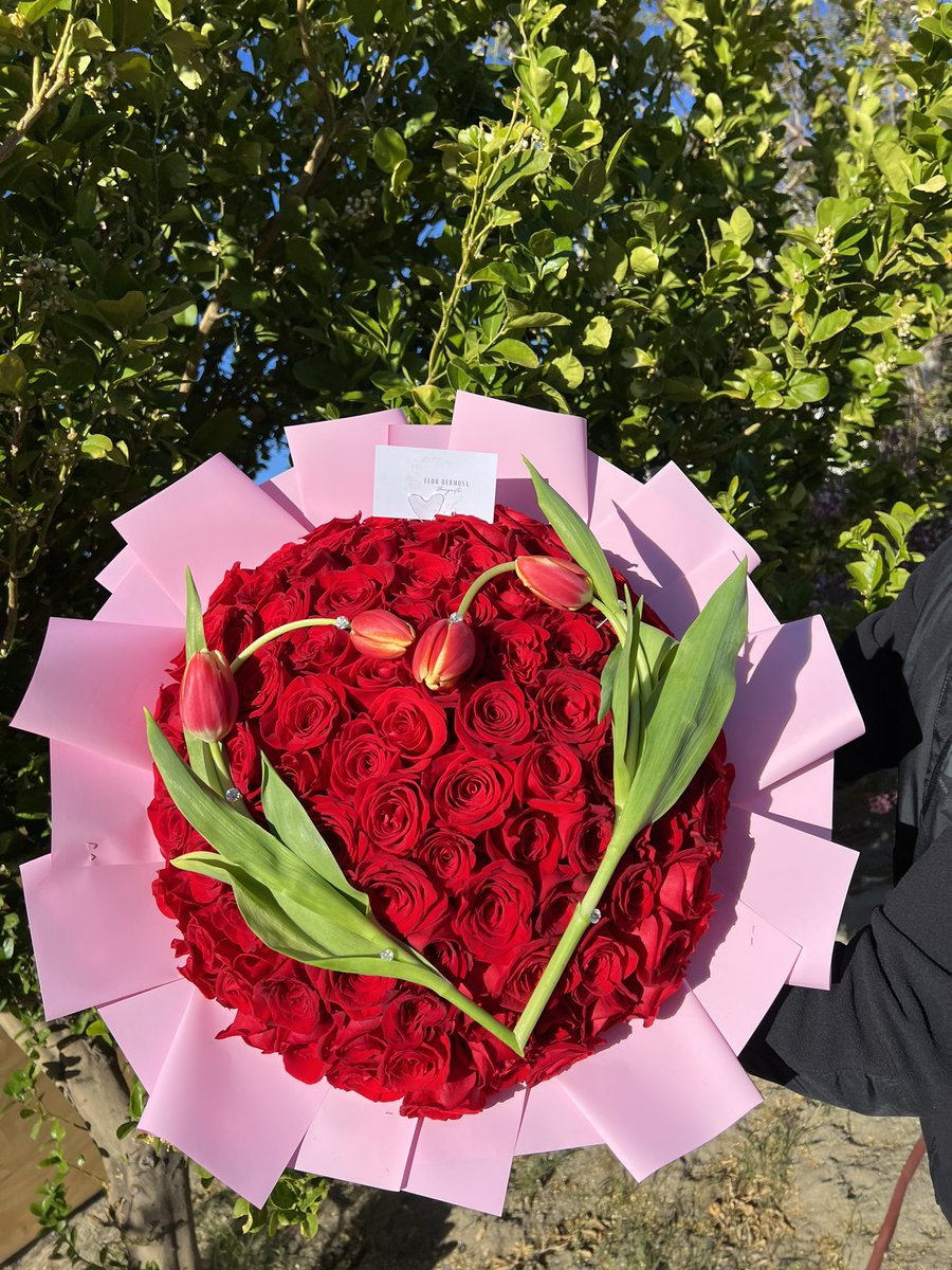 axrodrixcastro's tweet photo. I loved this design 😭✨🌷 go follow me on ig!!! @florhermosaxbouquets 💞 https://t.co/9taZCcmhAt