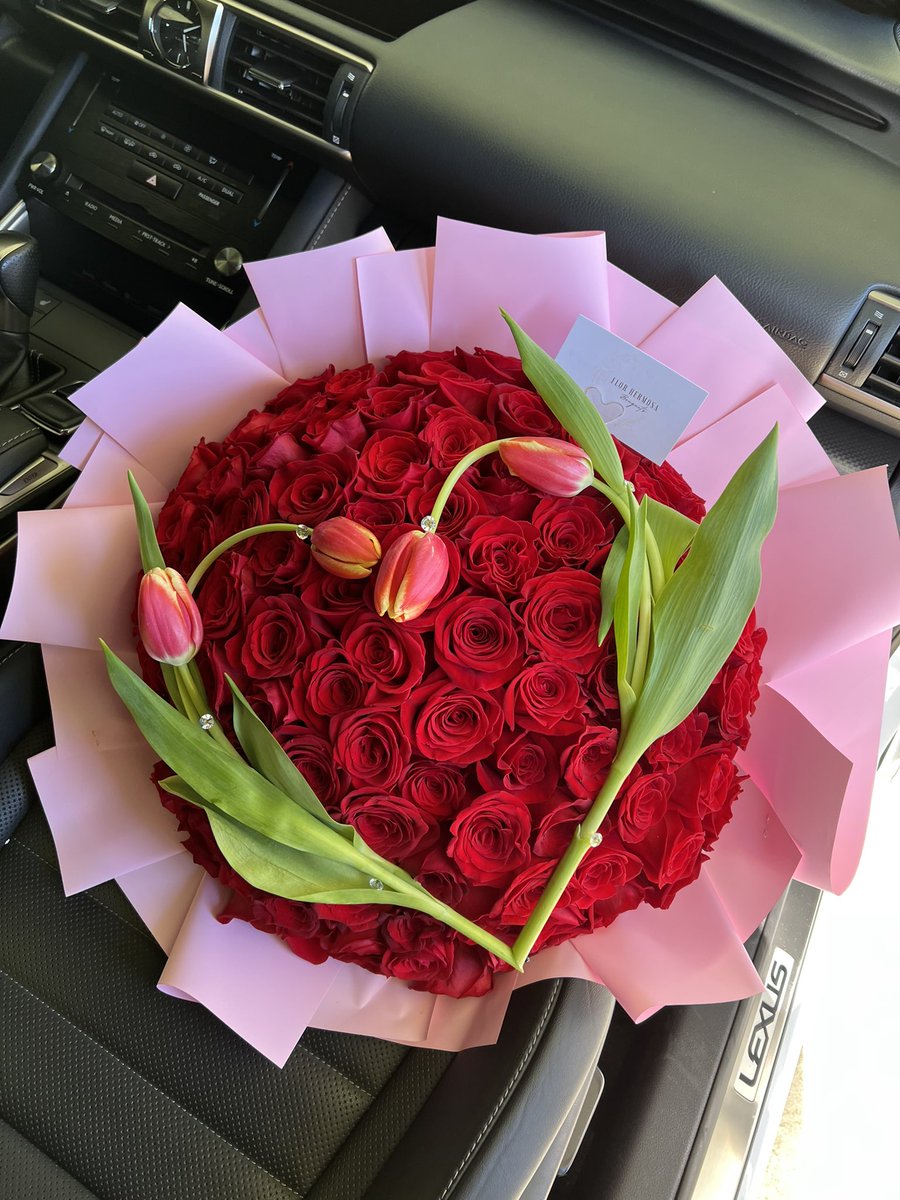 axrodrixcastro's tweet photo. I loved this design 😭✨🌷 go follow me on ig!!! @florhermosaxbouquets 💞 https://t.co/9taZCcmhAt