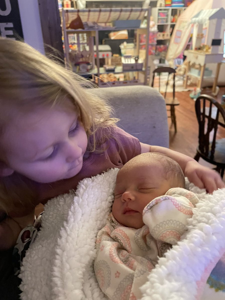 Lindzzz_m's tweet photo. Can’t believe I get to be the mom to the 2 most perfect girls 💘 https://t.co/UN5GRgOdr0