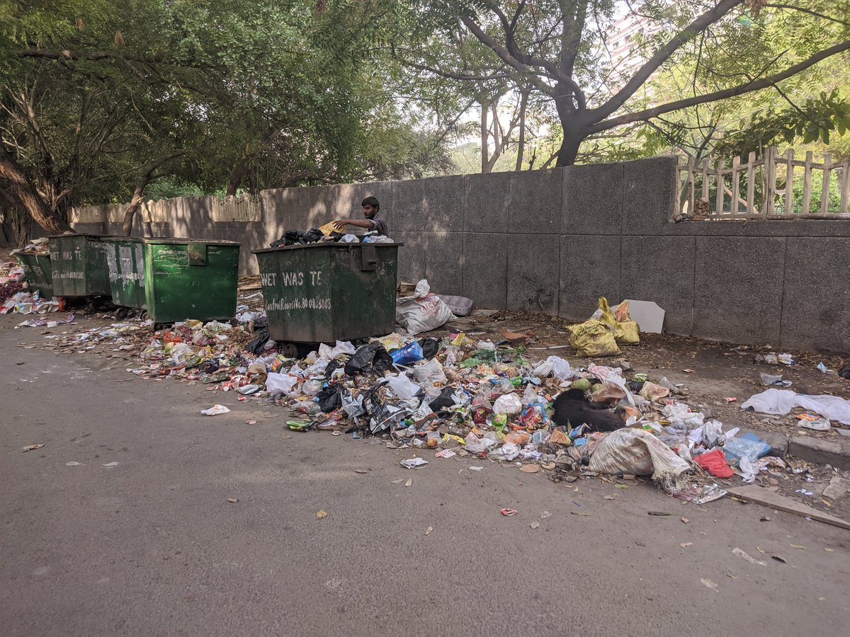 dlkmDwarka's tweet photo. Heap of garbage ,waste of eateries from nearby ,malba has piled up on backside of Sec 6 Pkt 1 DDA  flats ,Dwarka  adjacent to Palam Vihar    making it a health hazard and   smell foul .Kindly make arrangements for  its  removal and cleaning . @MCD_Delhi @LtGovDelhi @kjsehrawat https://t.co/KySLUJcYtI
