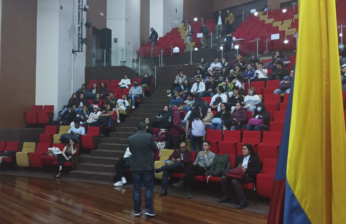 FacultadCMyNUD's tweet photo. Compartimos un poco de lo que se vivió en la tarde de hoy en la clase Metodología de la investigación del Programa de Química, en donde se socializaron grupos y semilleros de investigación interfacultades.
@FCEdistrital https://t.co/admU4mITpo