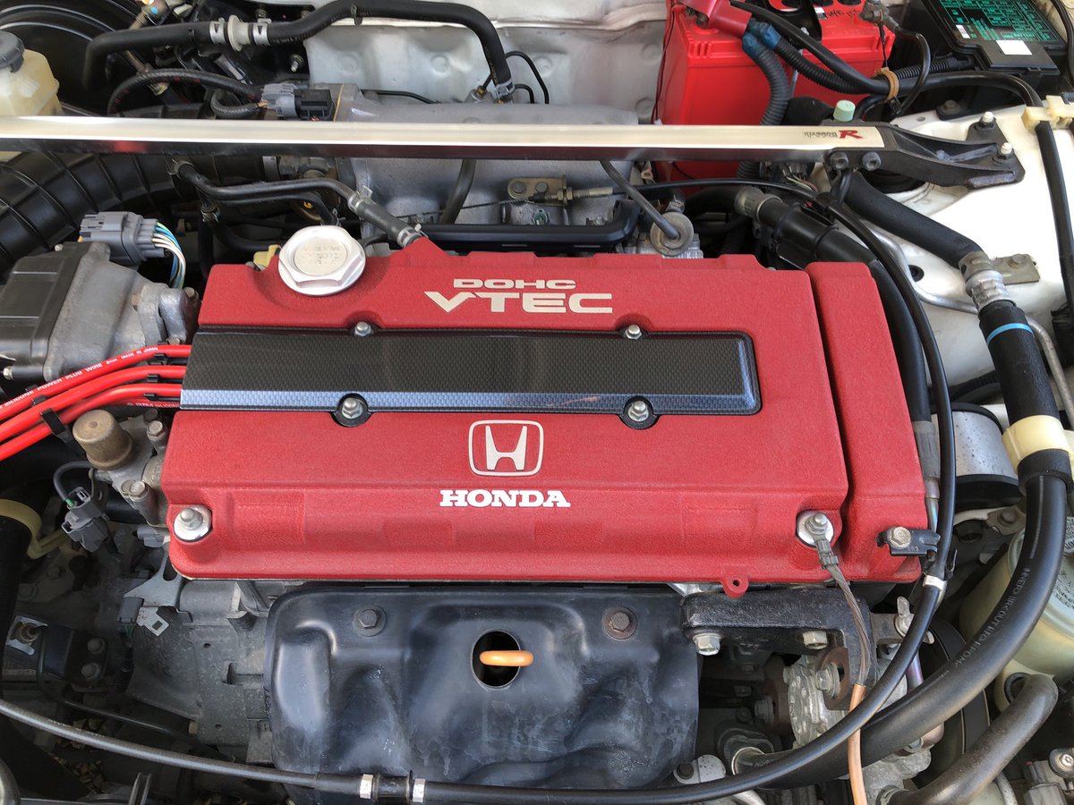 TypeR00's tweet photo. B18C Spec.Rのヘッドカバーの赤結晶塗装がオイル付いて薄くなっていた箇所をチョイリタッチ。違和感無く仕上がって良い感じ。
#VTEC #DC2 #インテグラ #インテR #タイプR #TYPER https://t.co/R2K4c7L9Uc