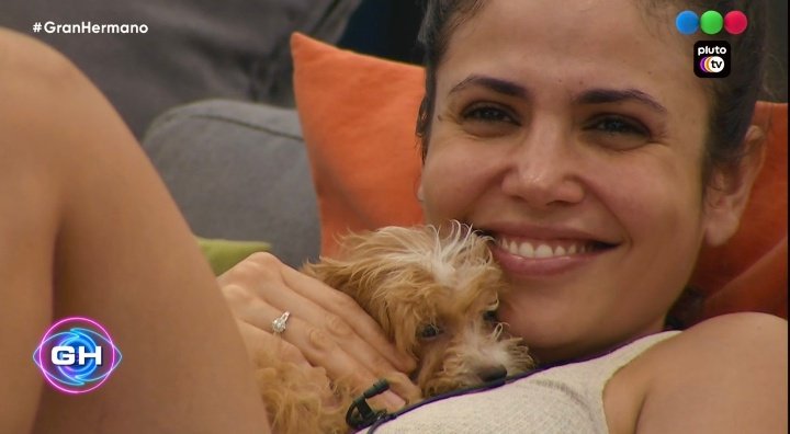esposoxytocin's tweet photo. Esta bien si les cae mal Romina pero no finjan demencia esos perritos siempre amaron a Romina es su mamá #GranHermano #GH22 https://t.co/jJAu6cLRBb