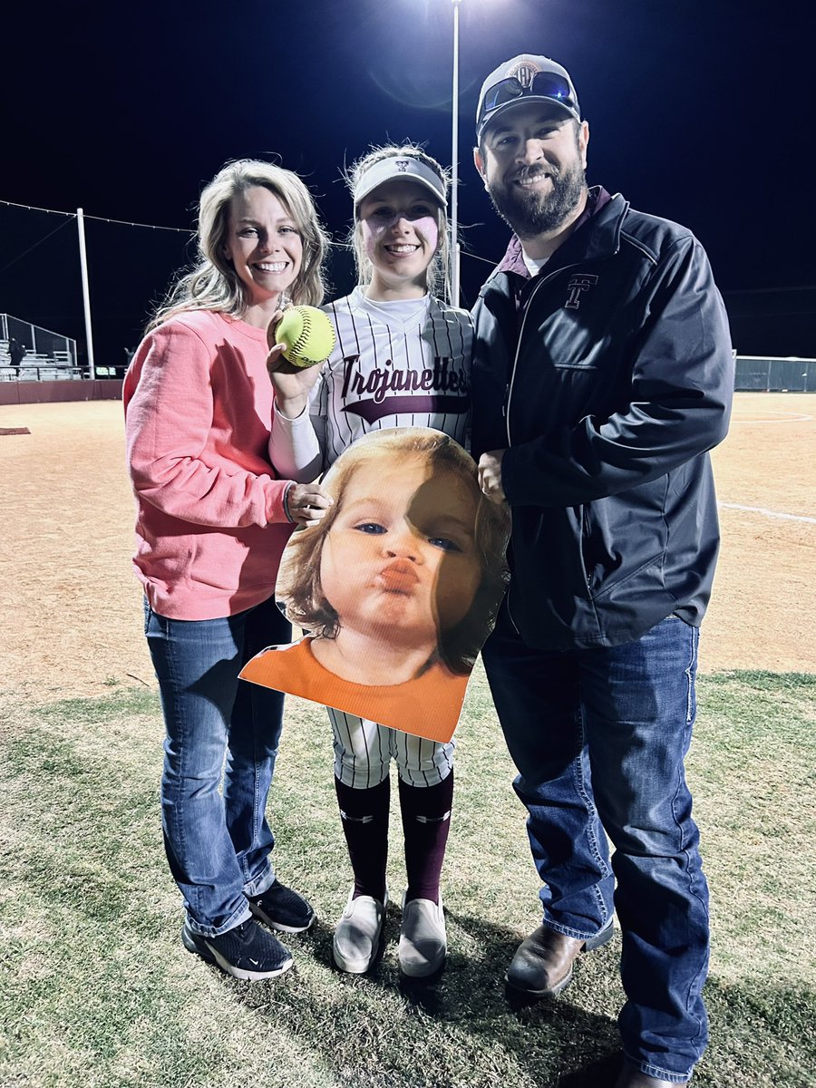 kylee_farmer_'s tweet photo. 💥💣BOMB # 8!! HUGE WIN FOR ME AND MY TEAM!!!Down by 2 I hit this 3 run home run to get us in the lead 3-2! #BOMBSFORDAYS #WeOverMe #WomenofTroy @SoftballTemple @TVCCSoftball @tjcapachesb @OLLUsball @troysoftball1 https://t.co/fB8aewdFMX