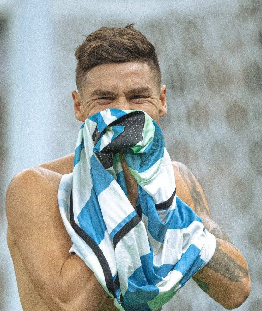 Imagínate ser Darío Benedetto y un día tener que explicarle a tus hijos, que vos, siendo un sorete y soberbio, te burlaste de un pibito que recién empezaba, justo el mismo pibe que después nos daría una copa del mundo. A mi se me caería la cara de la vergüenza.