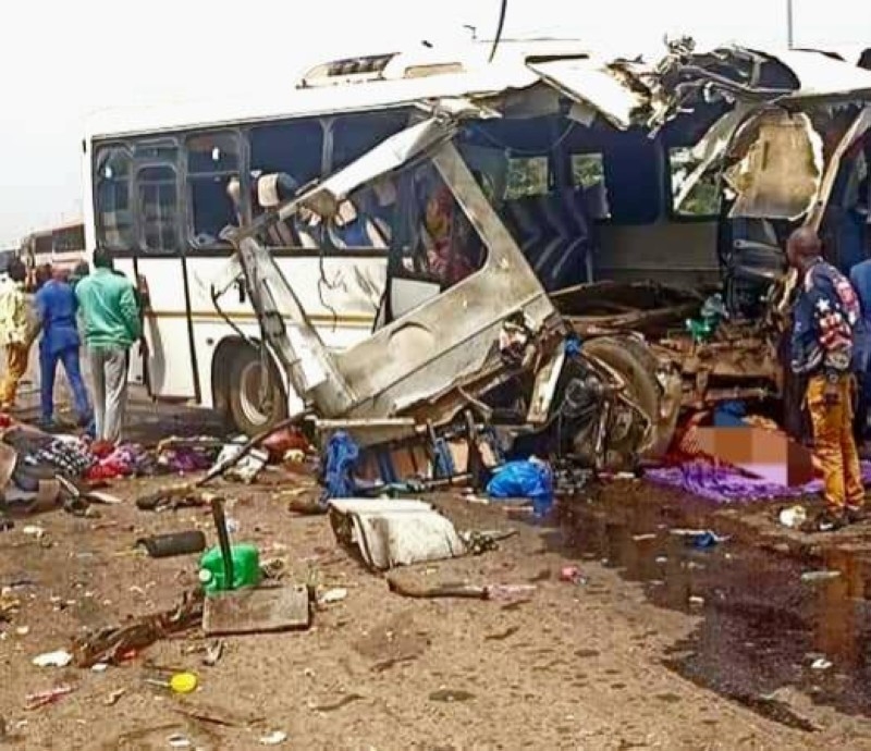 Yamoussoukro : 14 décès et 73 blessés dans un accident de circulation Une collision entre deux cars de transport en commun à l'entrée de Yamoussoukro, , a enregistré un lourd bilan. Cet accident a fait 14 morts (9 hommes et 5 femmes).