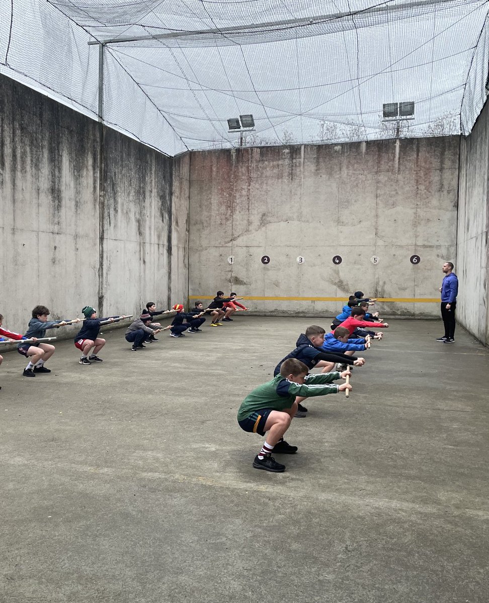 ijonesstrength's tweet image. Start ‘em young 🇱🇻🇱🇻

11-12 yrs old with quick technique work in the ball alley prior to training who are 3 months into the AD Programme. Nothing fancy - just space, time &amp;amp; patience.

16-17 yrs old who are 15 months into their AD programme being intro’d to clean technique.