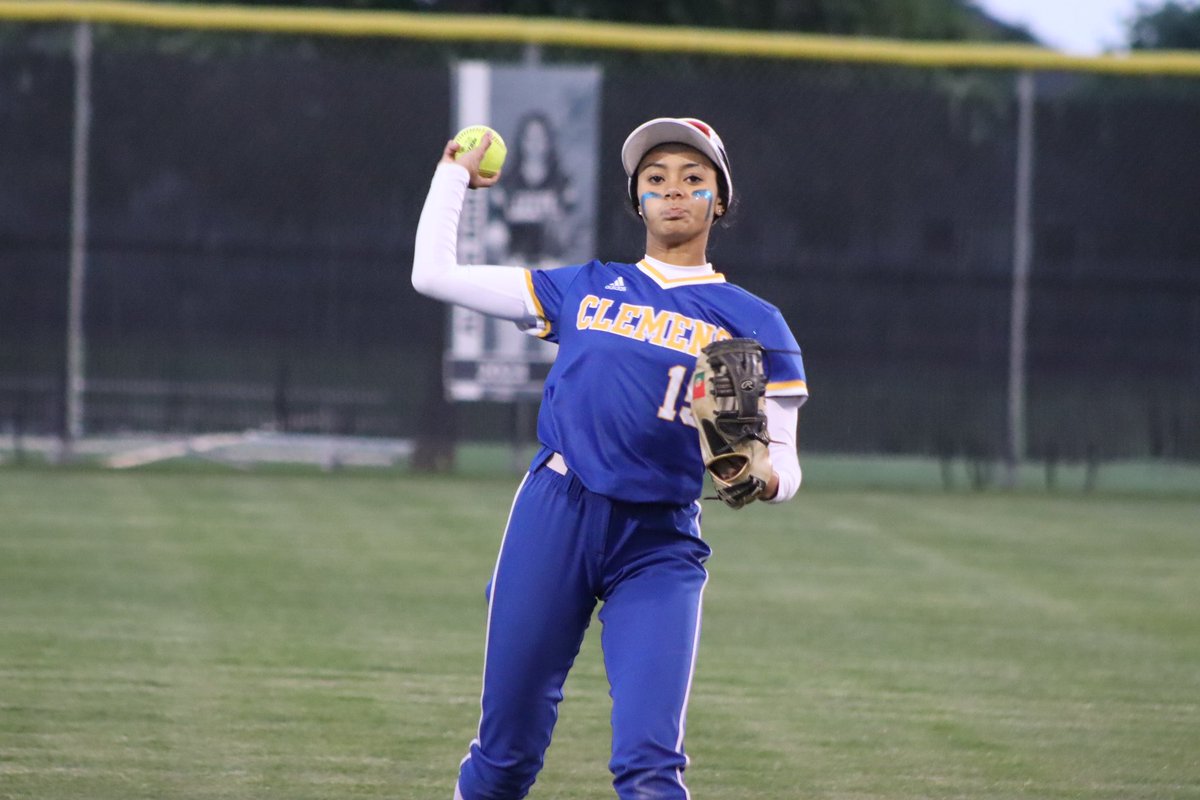fsjayla's tweet photo. Varsity Softball vs Steele (i stood on a bucket for these) @Buffs_Softball @CallMeEmilee https://t.co/HMJMNWo5NC