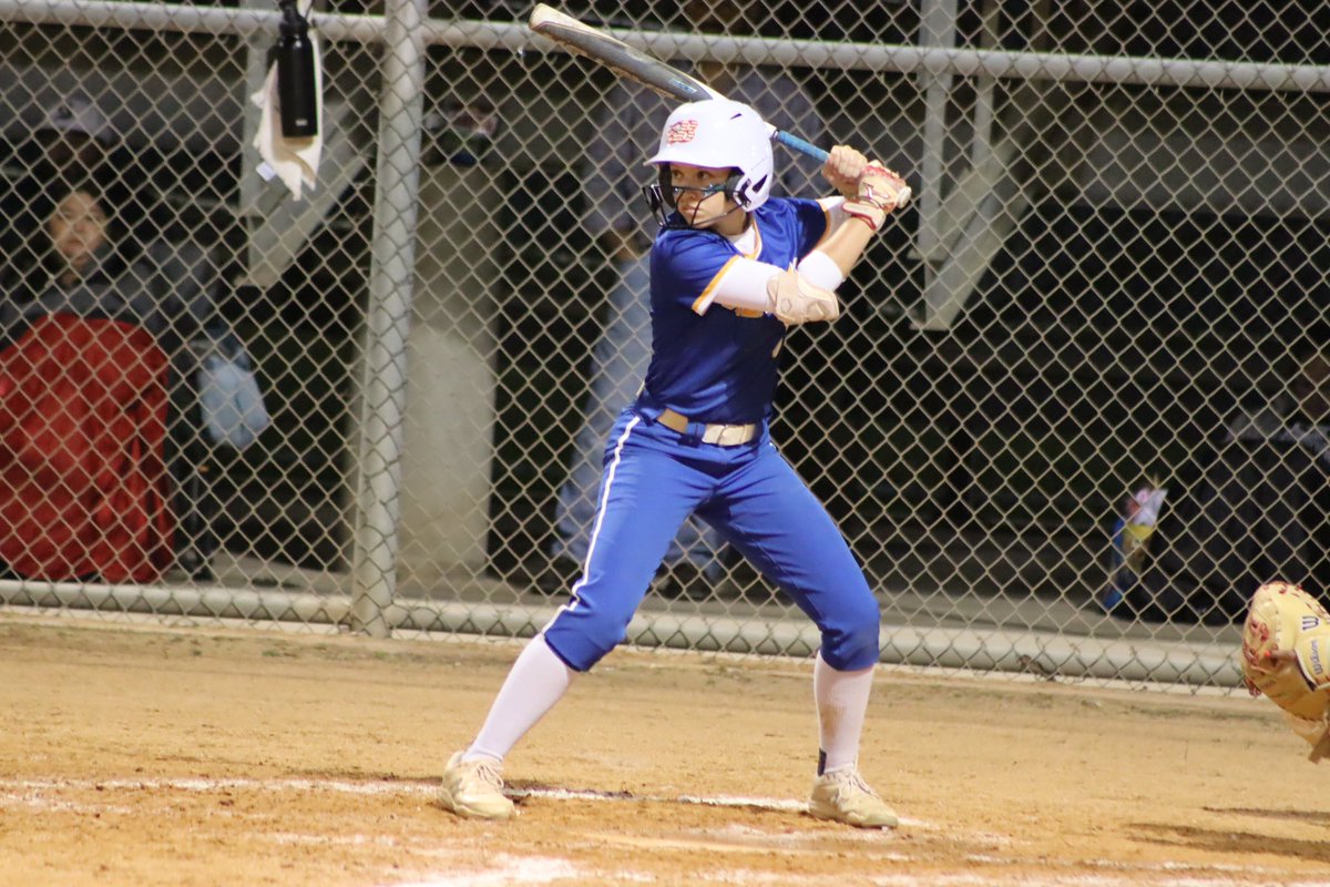 fsjayla's tweet photo. Varsity Softball vs Steele (i stood on a bucket for these) @Buffs_Softball @CallMeEmilee https://t.co/HMJMNWo5NC