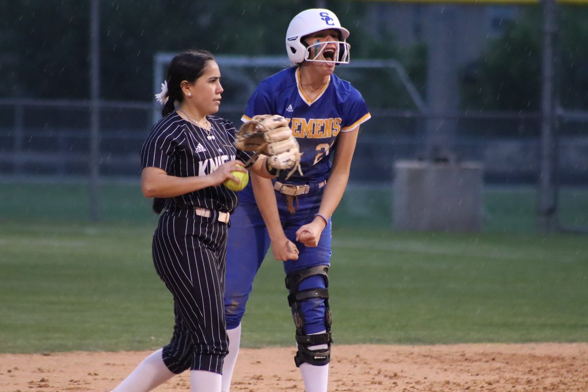 fsjayla's tweet photo. Varsity Softball vs Steele (i stood on a bucket for these) @Buffs_Softball @CallMeEmilee https://t.co/HMJMNWo5NC