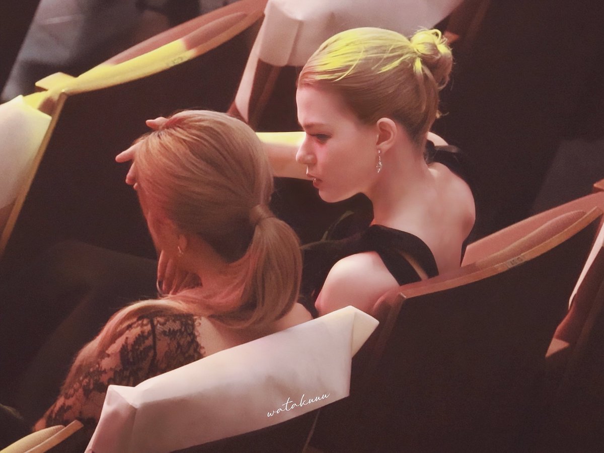 frnbckyyyy's tweet photo. the way they take care each other 🥺
this is a high standard of love 🥹

#srchfreen #beckyangels 
#FreenBecky #beckfreen https://t.co/FwgQOXgFdQ