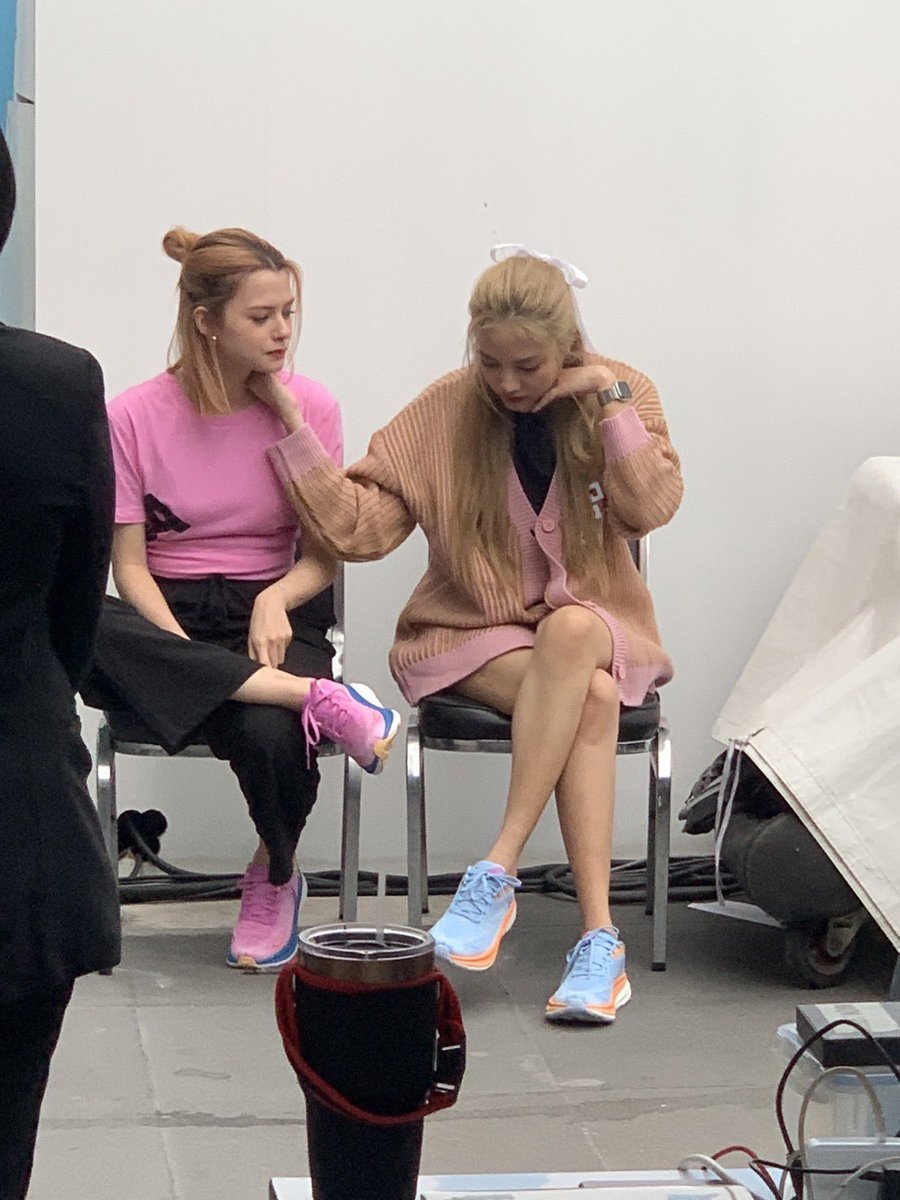 frnbckyyyy's tweet photo. the way they take care each other 🥺
this is a high standard of love 🥹

#srchfreen #beckyangels 
#FreenBecky #beckfreen https://t.co/FwgQOXgFdQ