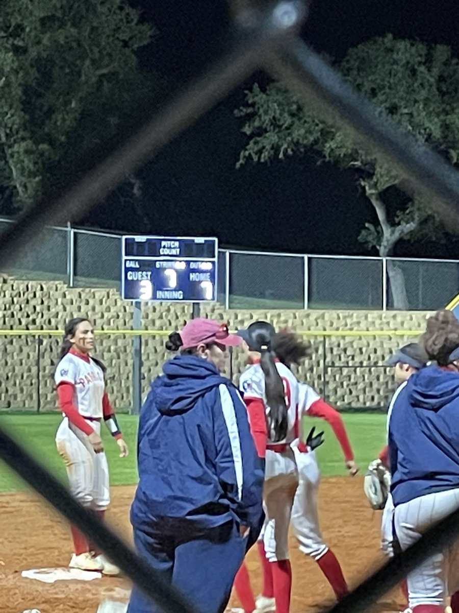 That’s the ball game folks! Congrats to <a href="/VMHS_sb/">VMHS Patriot Softball JISD</a>. Final 7-3 over Tivy! <a href="/SAVeteransHS/">Veterans Memorial High School</a> #EETED