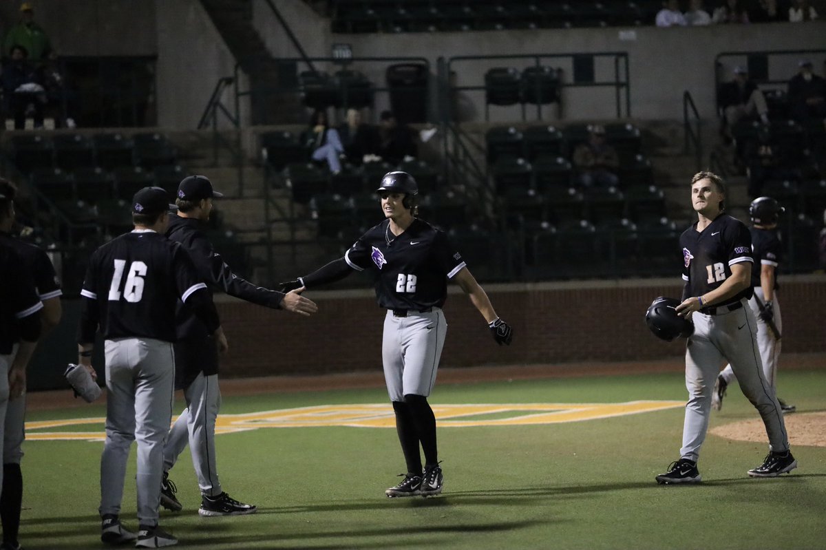 ACU_Baseball's tweet photo. Top 11th | @gtate__19 hits a Home Run bringing up the Wildcats by 3!

ACU 5 | BAYLOR 2

#ATO | #GoWildcats https://t.co/C72RzGJYa8