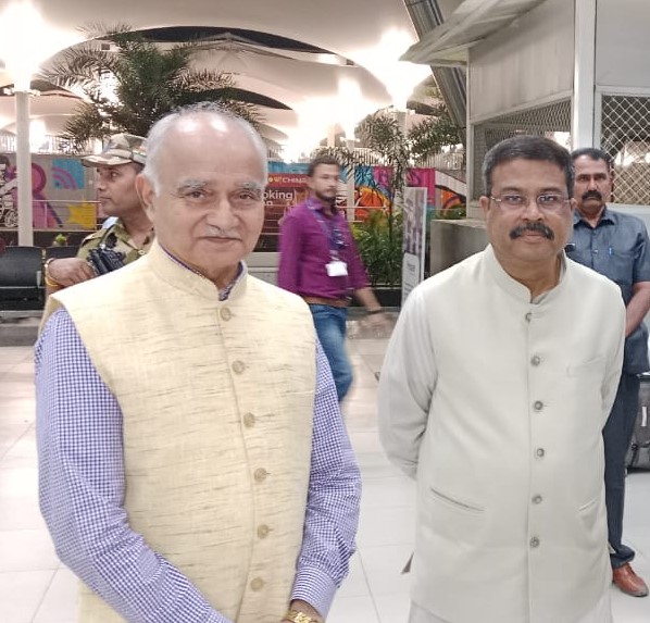 RamaShankerDub5's tweet photo. It was a great pleasure to meet Hon'ble Shri Dharmendra Pradhan Ji, Minister of Education, Skill Development and Entrepreneurship, Government of India, when he was in Ahmedabad on 28th March 2023. Had valuable discussions with him related to the upcoming campus of our University. https://t.co/AIyR7YTYAe