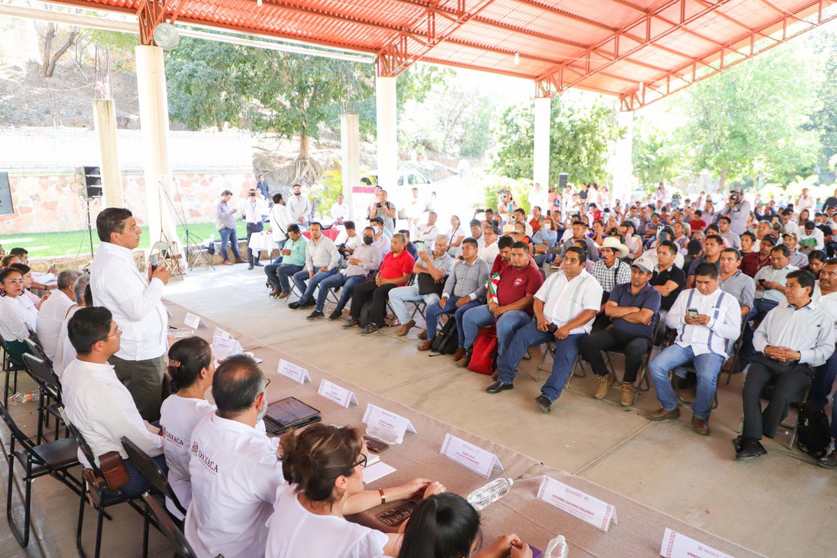 DIF_Oaxaca's tweet photo. En #Teotitlan, la Directora General, Maribel Salinas Velasco, acompañó a nuestro Gobernador, @salomonj al encuentro de Autoridades Municipales de la región de la Sierra de #FloresMagón, donde se dió atención a demandas y diversos tramites de autoridades municipales. https://t.co/R47AyLlrKU