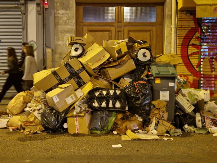 In Paris, Bisk turns garbage cans into monster bins.
French #trashart #BeMoreFrench 🔥