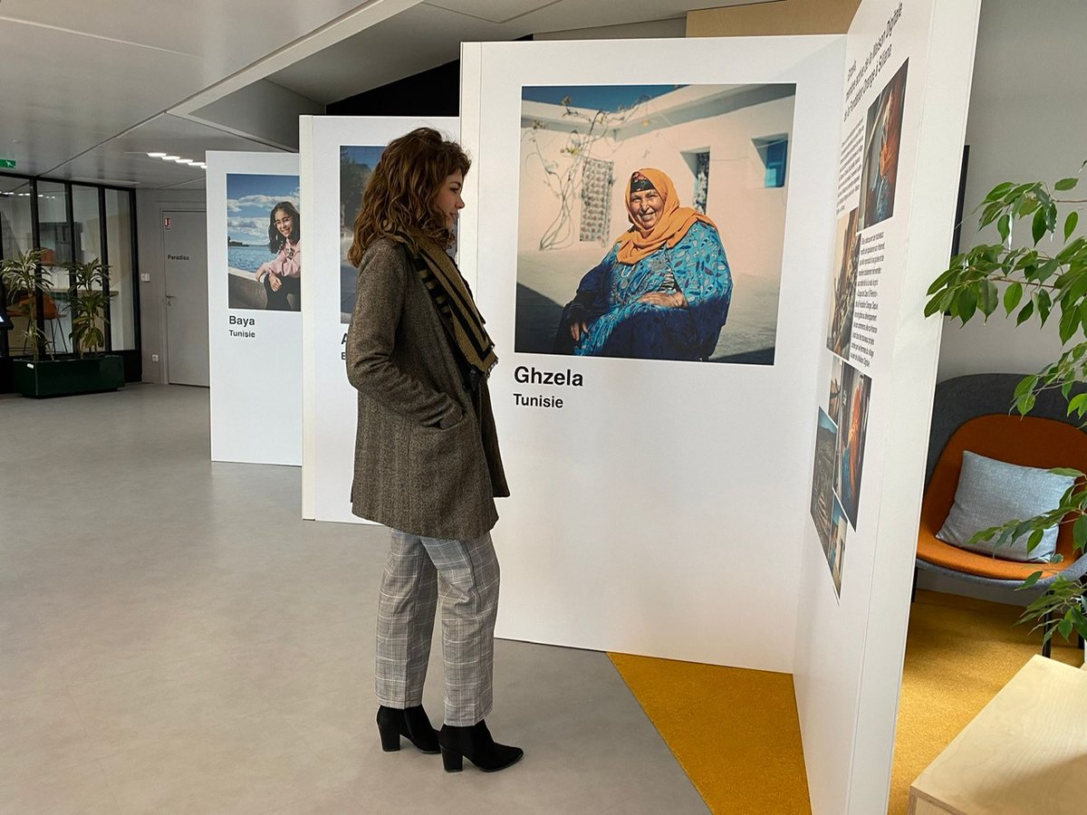 etchoungui's tweet photo. L’exposition #Hellowomen, avec ses portraits hauts en couleur, continue cette semaine sur le site @orangebusiness de la Défense, auprès des équipes Digital for Business #WomenInTech #InclusionNumérique ! cc @AlietteML https://t.co/HOM2zkh6iJ