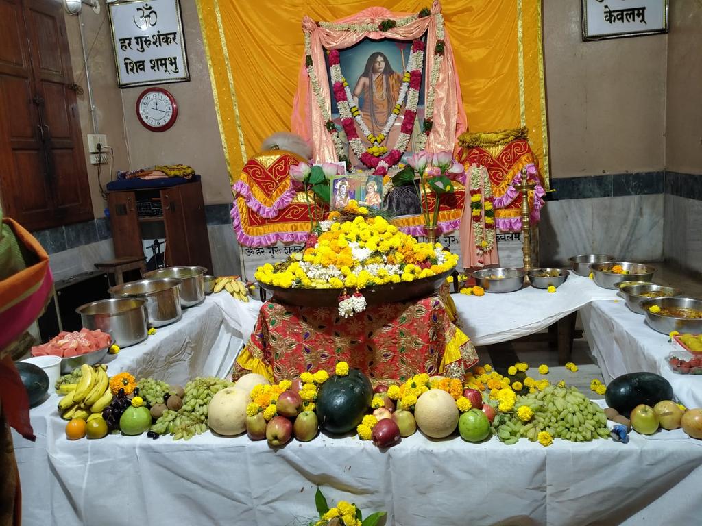 BSSHYDERABAD's tweet photo. Sri Sri Annapurna Puja &amp; Sri Annakut Bhog at Hyderabad Ashram of Bharat Sevashram Sangha.
Srimat Swami Ambarishanandaji Maharaj graced the occasion and bestowed initiation to spiritual seekers. Swami Munishwaranandaji Maharaj and Swami Venkateshwaranandaji Maharaj arranged all. https://t.co/qxo1gsTi1Z