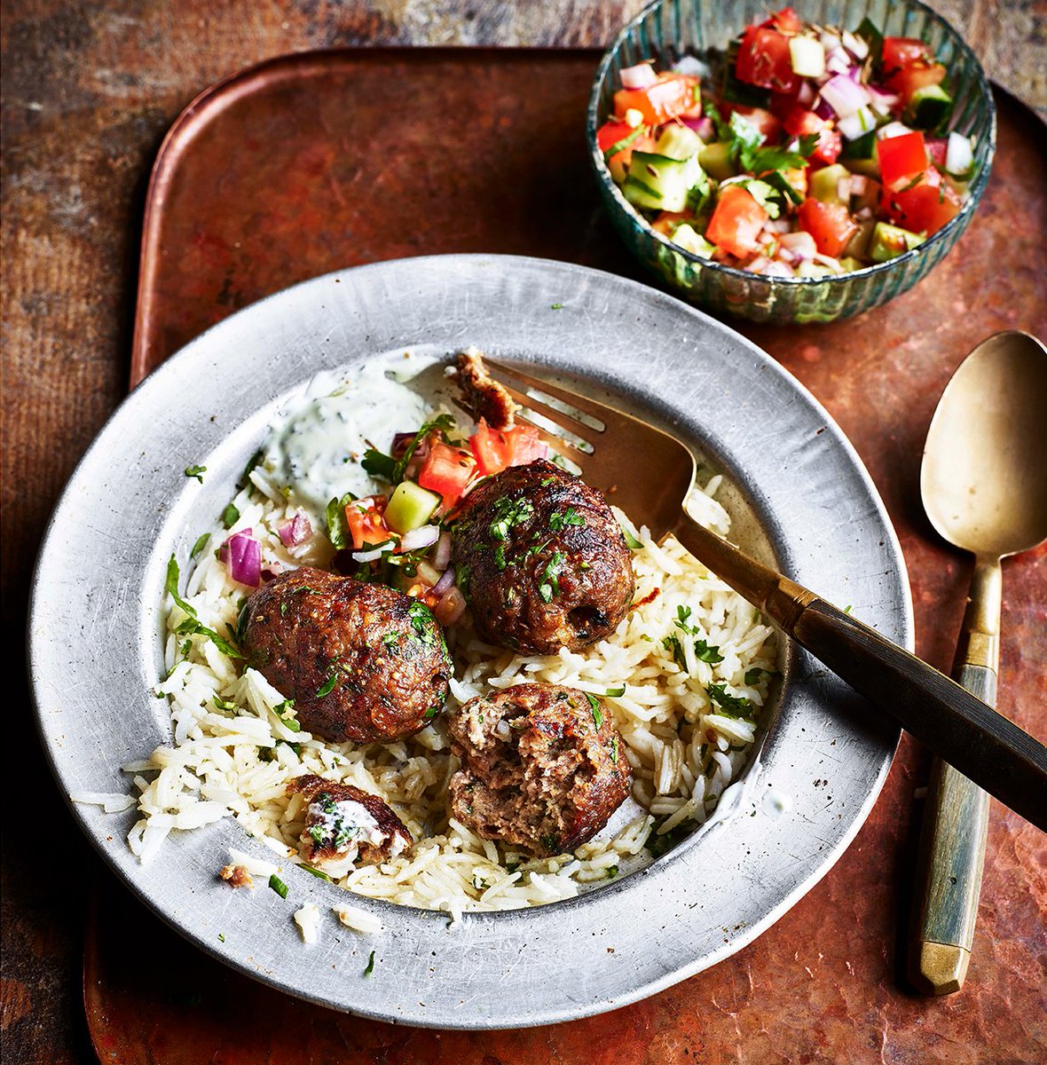 Ben jij een liefhebber van lamsvlees? Dan móet je de 'gola kebabs' van lam- en rundvlees uit 'The Curry Guy Compleet' proeven! Grill de kebabs in de pan of op de BBQ en eet ze op zichzelf of met rijst, groenten en saus naar keuze. 🍢

bit.ly/boek_thecurryg…