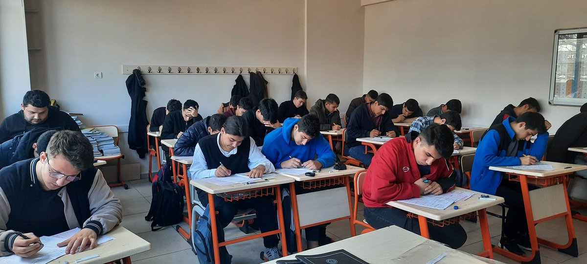onur_sehit's tweet photo. Şehit Onur Kılıç Anadolu İmam Hatip Lisesi 12 sınıf öğrencilerine Urfa geneli deneme sınavı yapıyor denememiz devam etmektedir. https://t.co/onFK8Gua4H