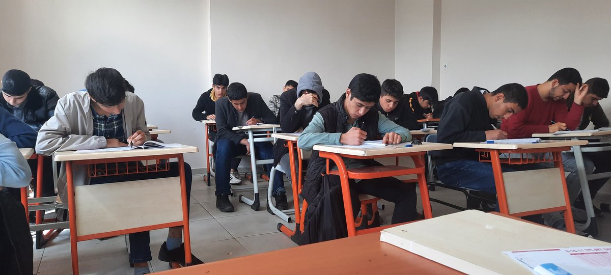 onur_sehit's tweet photo. Şehit Onur Kılıç Anadolu İmam Hatip Lisesi 12 sınıf öğrencilerine Urfa geneli deneme sınavı yapıyor denememiz devam etmektedir. https://t.co/onFK8Gua4H