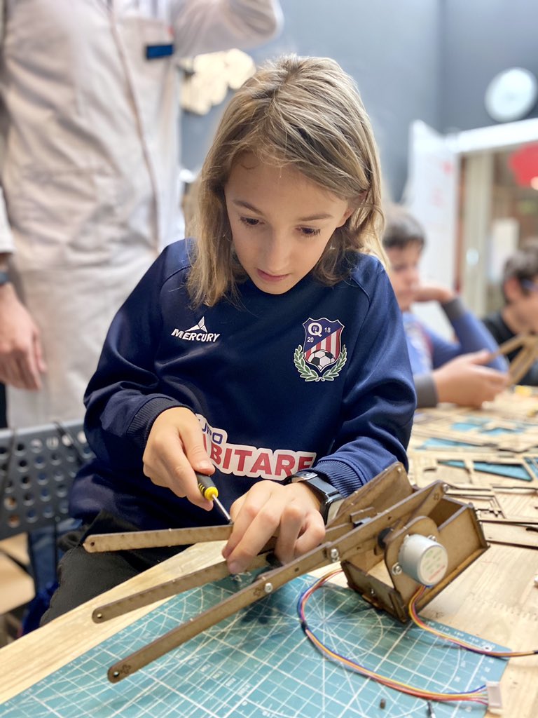 ¿Sabes qué robot está construyendo este Inventor Junior? 🤖 
¿Unas tijeras gigantes, una caña de pescar triple o un brazo robótico? 🧑‍🏭
Estas semanas nuestros inventores están desarrollando los proyectos robóticos y no podemos esperar a enseñaros el resultado