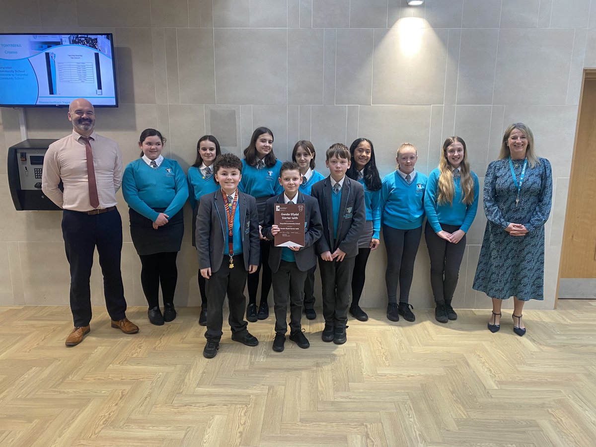 The Criw Cymraeg were very proud to show our Bronze award to our Deputy and Headteacher this morning 🏴󠁧󠁢󠁷󠁬󠁳󠁿 Llongyfarchiadau 🌟 <a href="/TonyrefailCS/">Tonyrefail Community School</a>