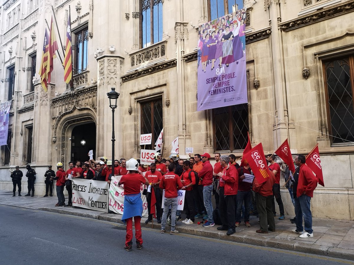Bombers cremats!
Legislatura d negarnos derechos: como Desglose d C.Específico, subida a C1, actualización complements = que nuestros compañeros d Palma.
= trabajo = sueldo.
Servicio d Bomberos mal gestionado (parques obsoletos, falta personal, nula formación, inseguridad)
🔥🔥🔥