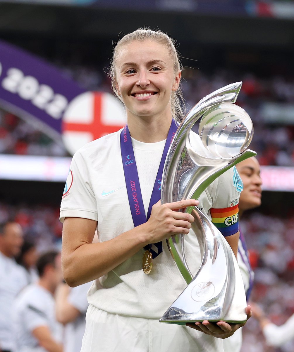 England's tweet photo. Happy birthday to @Lionesses captain @leahcwilliamson! 🎉 https://t.co/TvWBQQ0L7u