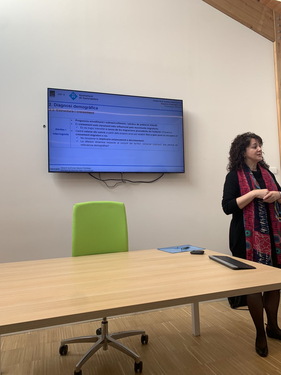 Presentem a personal tècnic i representants polítics de #Castelldefels l’anàlisi de la realitat social del municipi. Una radiografia exhaustiva que pretén facilitar el disseny de polítiques inclusives. Una feina excel•lent de la col•laboradora de #Neòpolis <a href="/mmartinezmelo/">Montserrat Martínez Melo</a>