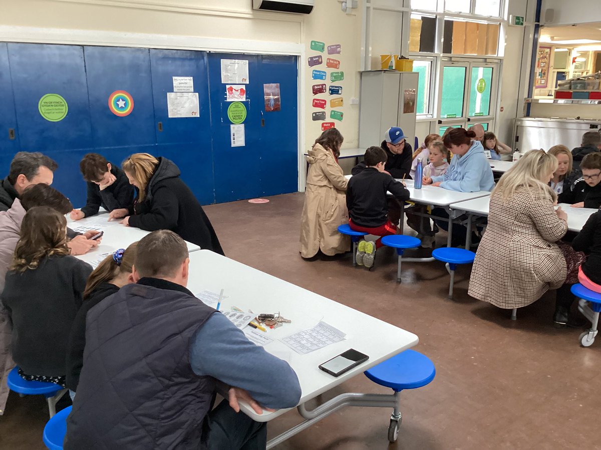 Diolch i bawb am wisgo'n lliwgar a chymryd rhan yn y dathliadau ar gyfer #AutismAwarenessMonth yn ystod ein prynhawn agored 🌻

#dosbarthbranwen

<a href="/NASCymru/">National Autistic Society Cymru</a> <a href="/AutismWales/">Autism Wales</a>