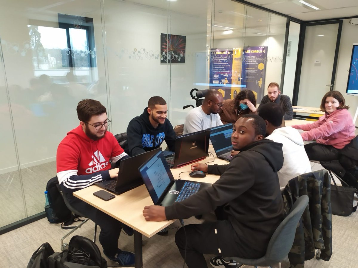 ReserveComcyber's tweet photo. Des étudiants et étudiantes, encadrés par des #réservistes opérationnels du @ComcyberFR , participent à l’exercice de cyberdéfense #DEFNET2023. Chaque jour, dans 2 écoles, ces #cybercombattants apprennent aussi à gérer une #crise cyber. #FiersDeNosRéservistes https://t.co/9GhcVQ1W7Z