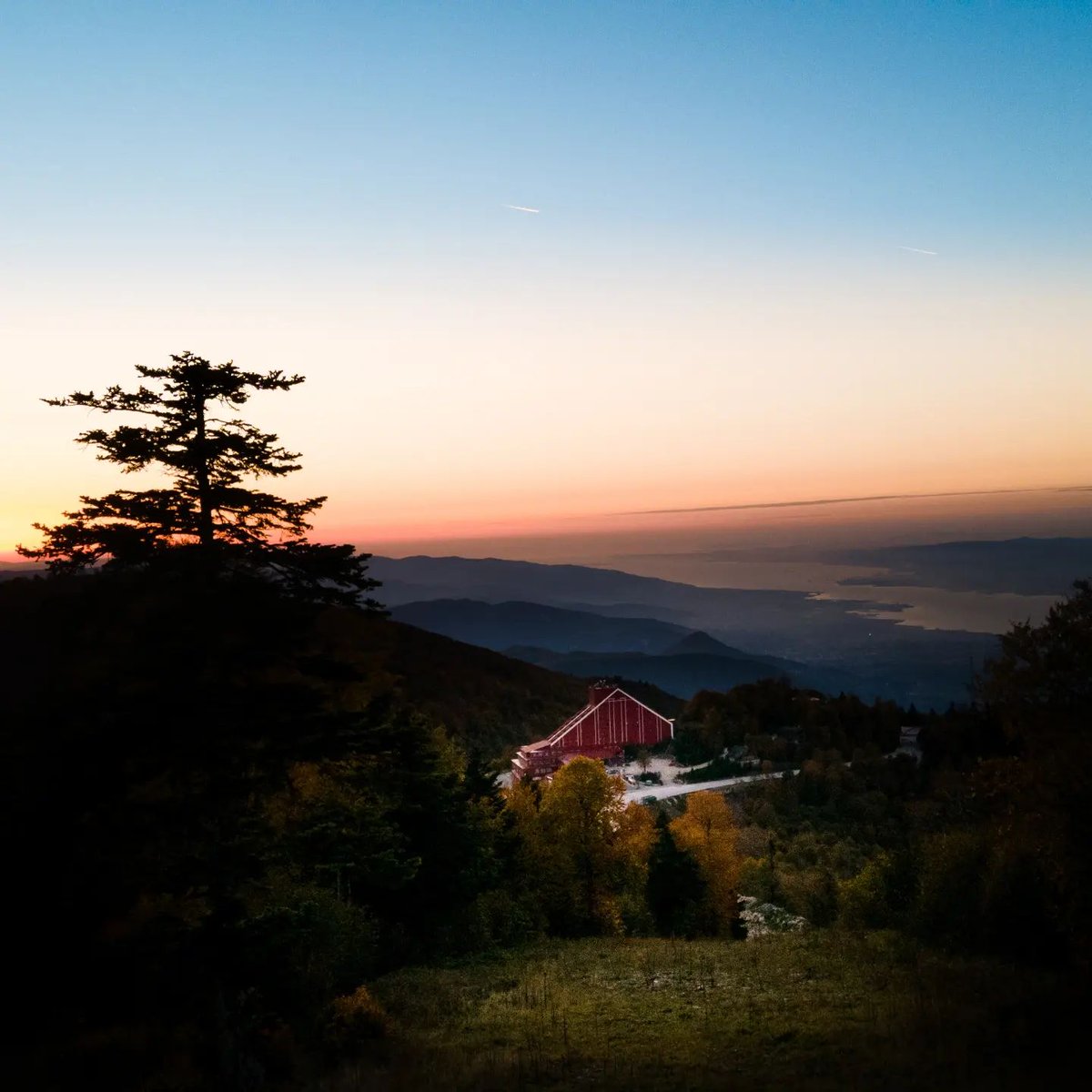 GoTurkiye's tweet photo. As the sun begins to set over Kartepe, the sky transforms into a canvas of magical colours. Standing atop one of the peaks to present a visual feast! #Kocaeli

📸 IG: cuneytyv https://t.co/BtjwlW3Uyc