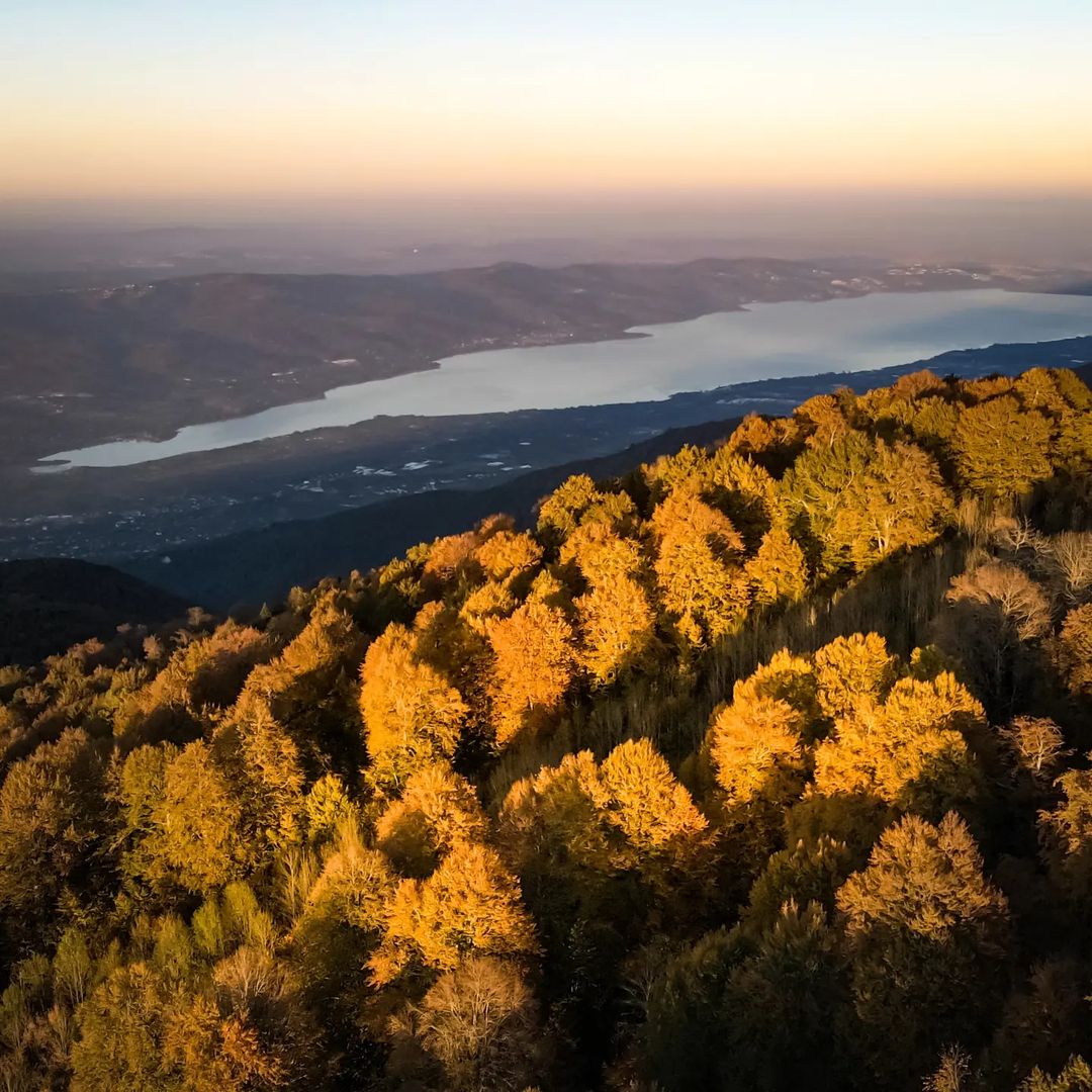 GoTurkiye's tweet photo. As the sun begins to set over Kartepe, the sky transforms into a canvas of magical colours. Standing atop one of the peaks to present a visual feast! #Kocaeli

📸 IG: cuneytyv https://t.co/BtjwlW3Uyc