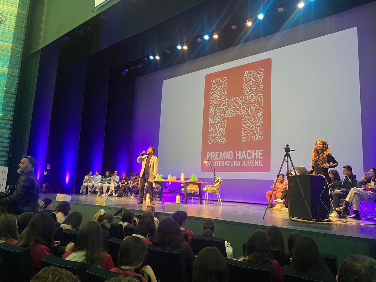 En la mañana de ayer nuestros alumnos de 1º y 2º ESO asistieron a los premios @MandaracheHache en El Batel 🌟 Además de poder conocer a los finalistas en persona (Chiki Fabregat, Pedro Ramos y Daniel Hernández Chambers), han podido disfrutar de actividades al aire libre 💙📚