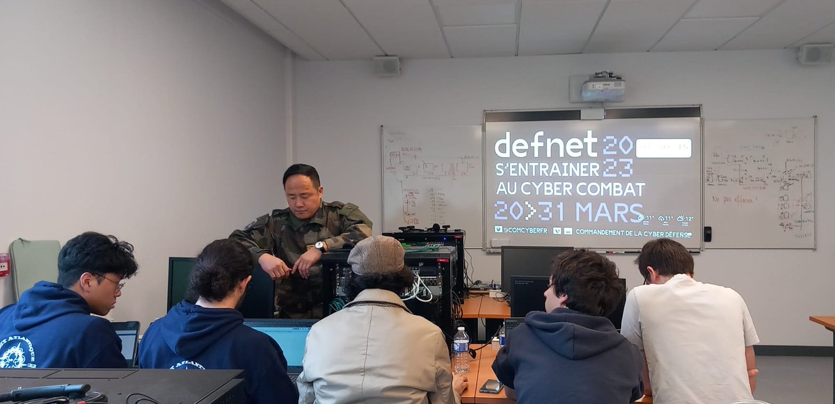 ReserveComcyber's tweet photo. Des étudiants et étudiantes, encadrés par des #réservistes opérationnels du @ComcyberFR , participent à l’exercice de cyberdéfense #DEFNET2023. Chaque jour, dans 2 écoles, ces #cybercombattants apprennent aussi à gérer une #crise cyber. #FiersDeNosRéservistes https://t.co/9GhcVQ1W7Z
