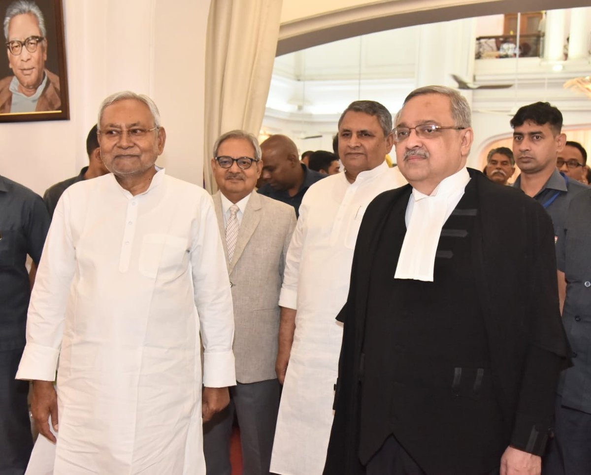 NitishKumar's tweet photo. पटना उच्च न्यायालय के माननीय मुख्य न्यायाधीश श्री कृष्णन विनोद चंद्रन जी के शपथ ग्रहण समारोह में शामिल हुआ। https://t.co/dW3mgzi3Ob